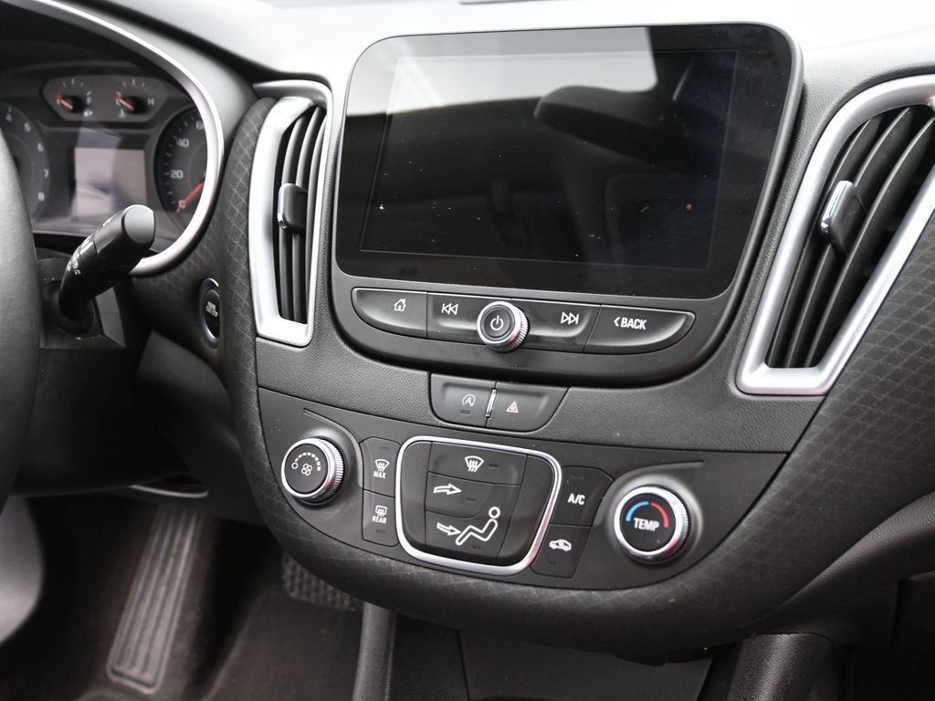 Chevrolet Malibu Vehicle Full-screen Gallery Image 13