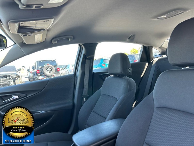 Chevrolet Malibu Vehicle Full-screen Gallery Image 9