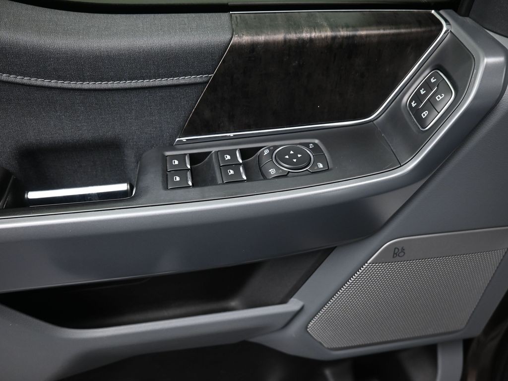 Ford F-150 Vehicle Full-screen Gallery Image 10