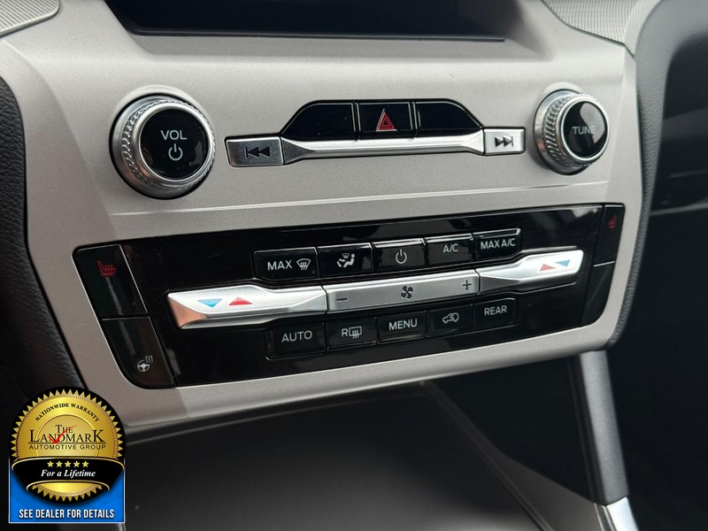 Ford Explorer Vehicle Full-screen Gallery Image 19