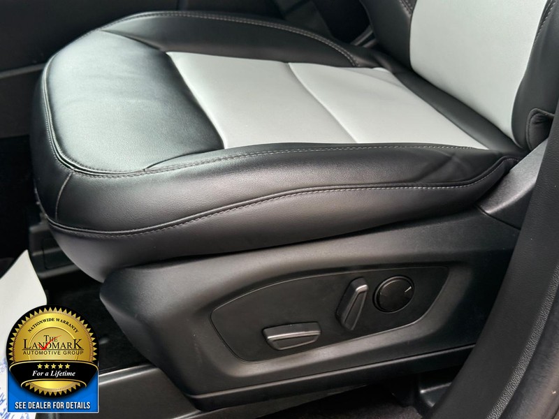 Ford Explorer Vehicle Full-screen Gallery Image 25