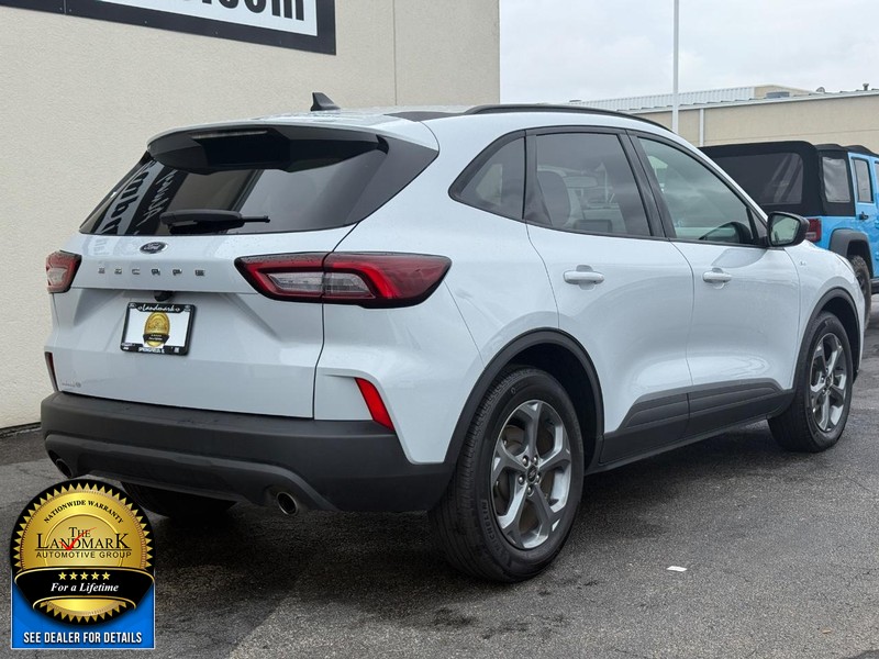 Ford Escape Vehicle Full-screen Gallery Image 3