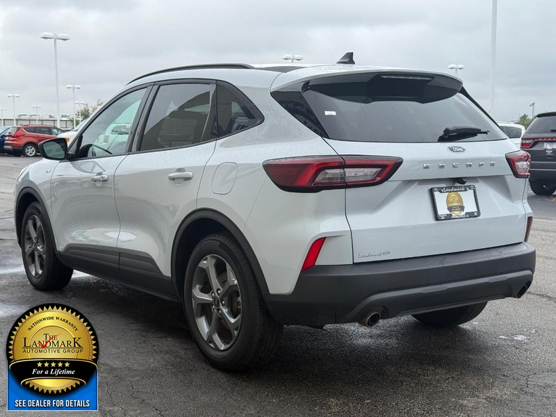 Ford Escape Vehicle Full-screen Gallery Image 5