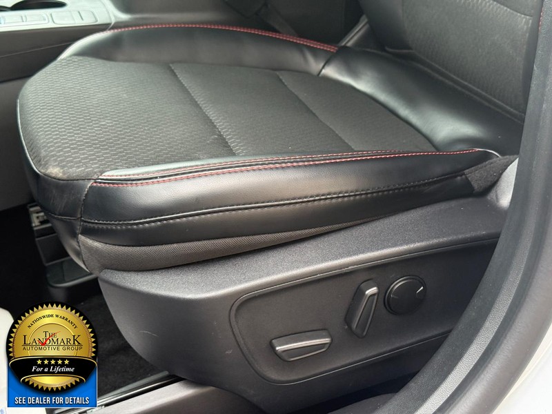 Ford Escape Vehicle Full-screen Gallery Image 24