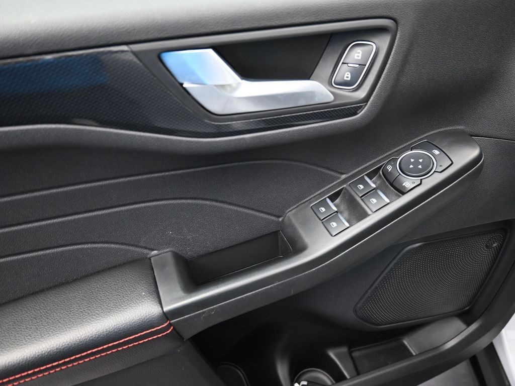 Ford Escape Vehicle Full-screen Gallery Image 10