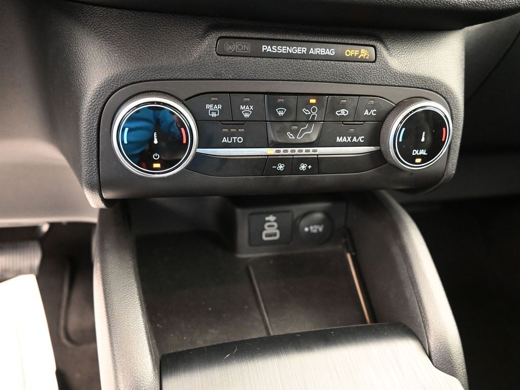 Ford Escape Vehicle Full-screen Gallery Image 12