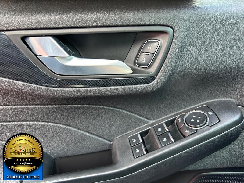 Ford Escape Vehicle Full-screen Gallery Image 8