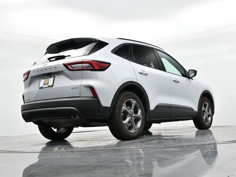 Ford Escape Vehicle Full-screen Gallery Image 22