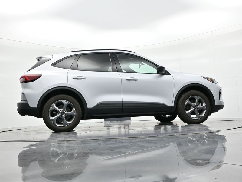 Ford Escape Vehicle Full-screen Gallery Image 23