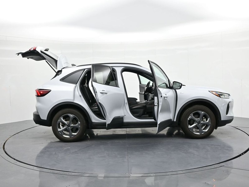 Ford Escape Vehicle Full-screen Gallery Image 24