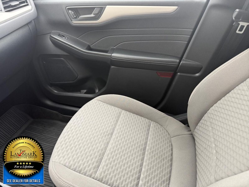 Ford Escape Vehicle Full-screen Gallery Image 20