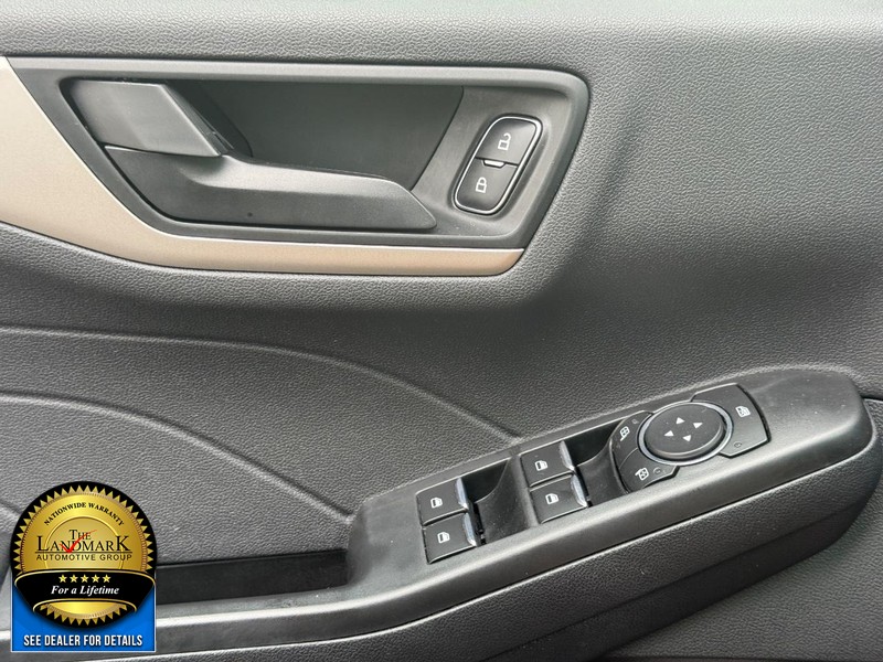 Ford Escape Vehicle Full-screen Gallery Image 23