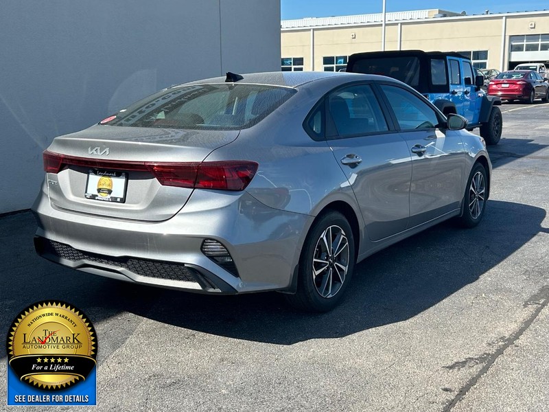 Kia Forte Vehicle Full-screen Gallery Image 3