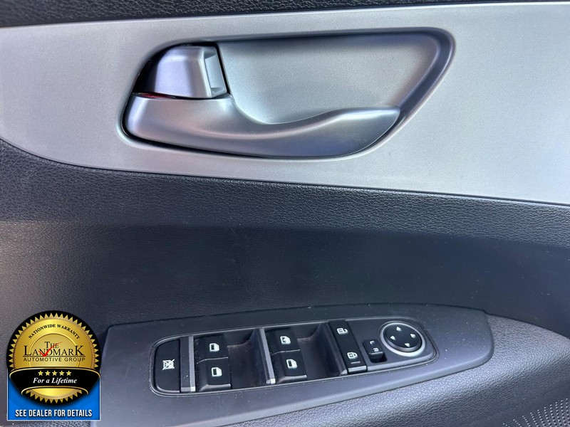 Kia Forte Vehicle Full-screen Gallery Image 8