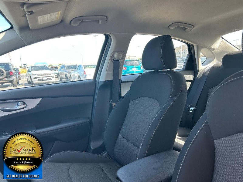 Kia Forte Vehicle Full-screen Gallery Image 9