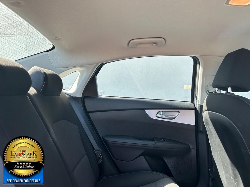 Kia Forte Vehicle Full-screen Gallery Image 14