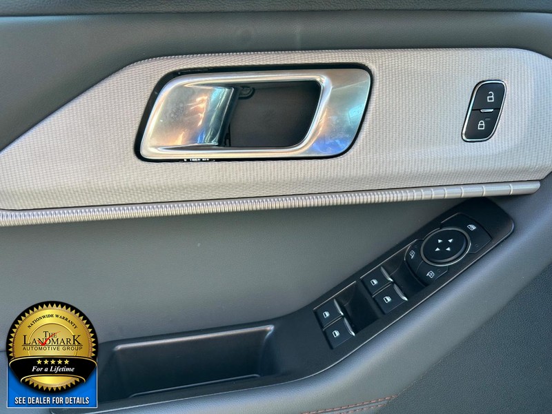 Ford Explorer Vehicle Full-screen Gallery Image 8