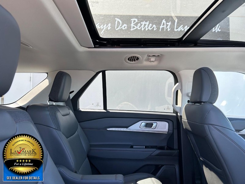 Ford Explorer Vehicle Full-screen Gallery Image 16