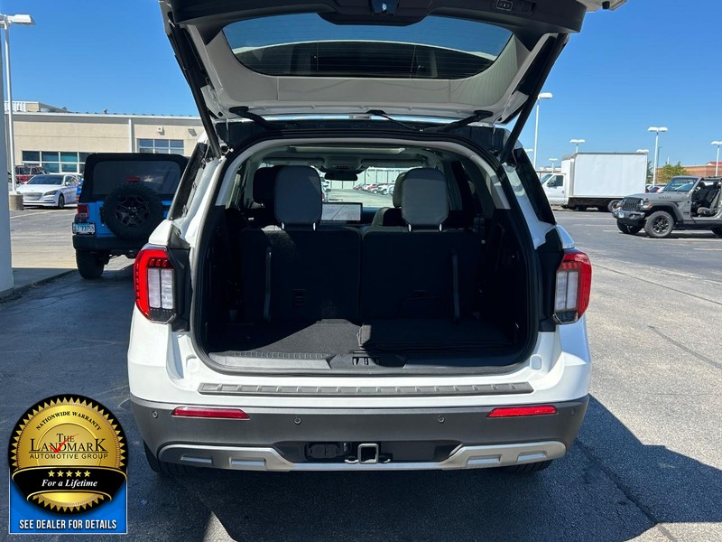 Ford Explorer Vehicle Full-screen Gallery Image 22