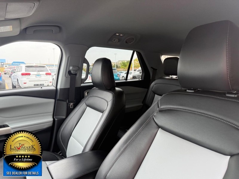 Ford Explorer Vehicle Full-screen Gallery Image 9