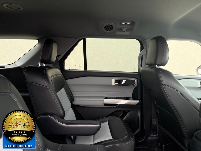 Ford Explorer Vehicle Full-screen Gallery Image 15