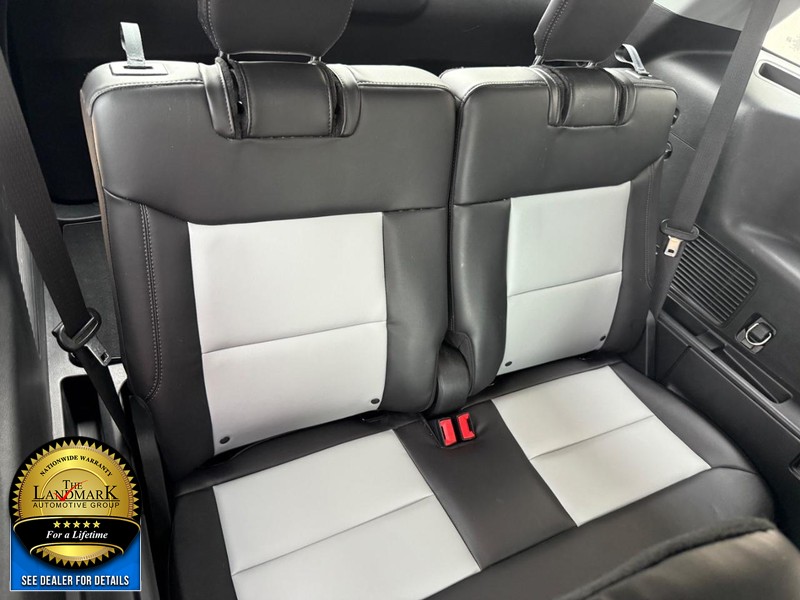 Ford Explorer Vehicle Full-screen Gallery Image 16