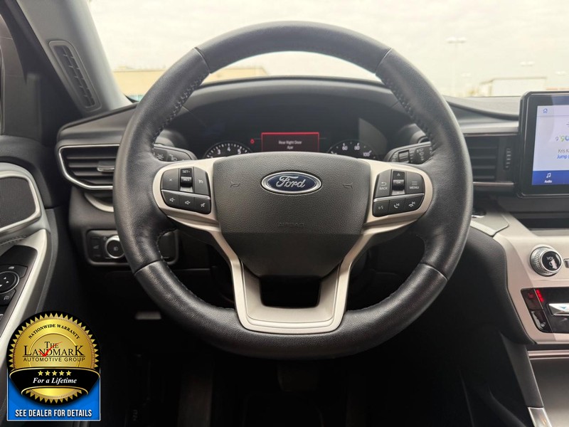 Ford Explorer Vehicle Full-screen Gallery Image 18