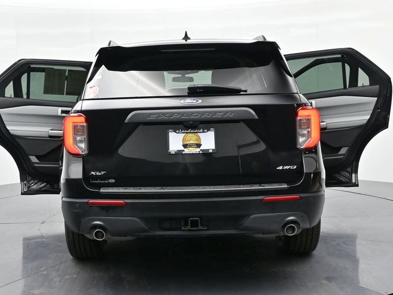 Ford Explorer Vehicle Full-screen Gallery Image 24