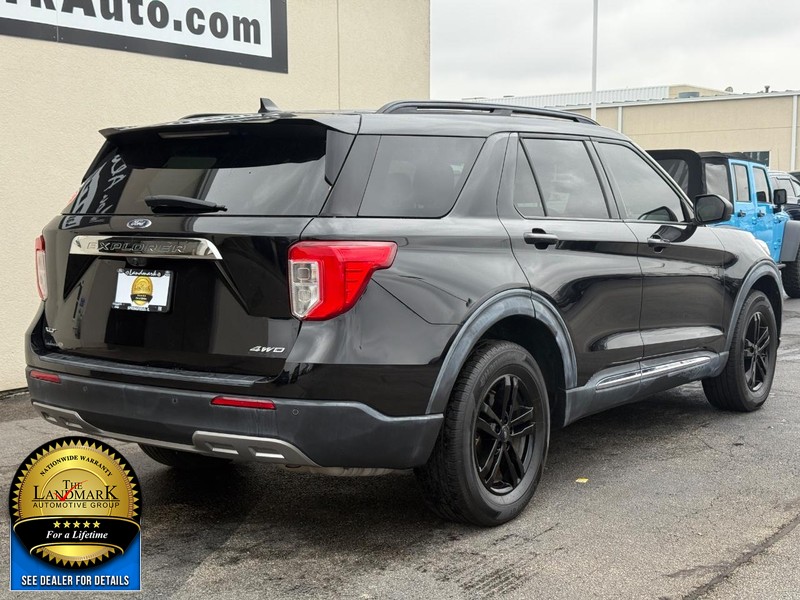 Ford Explorer Vehicle Full-screen Gallery Image 3