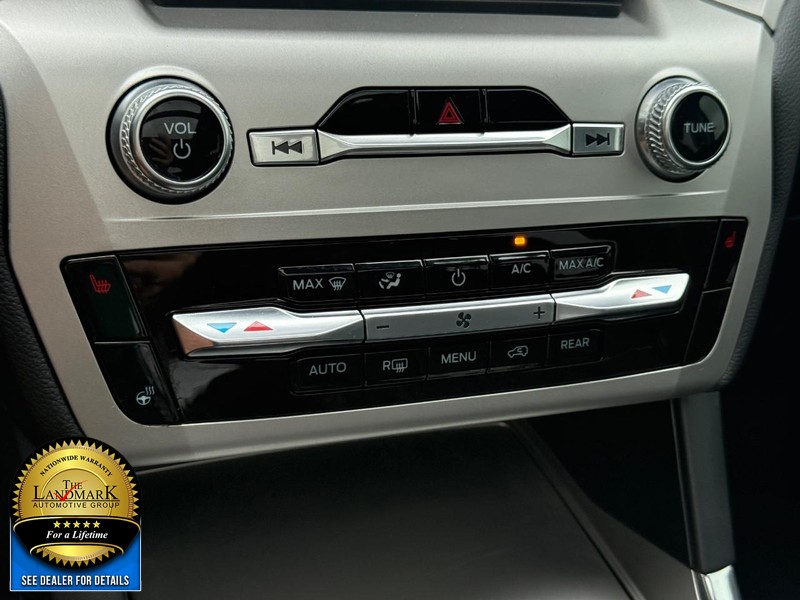 Ford Explorer Vehicle Full-screen Gallery Image 20