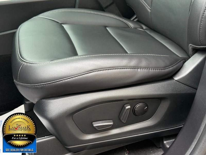 Ford Explorer Vehicle Full-screen Gallery Image 26