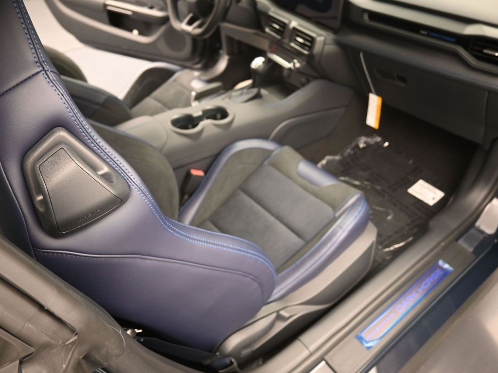 Ford Mustang Vehicle Full-screen Gallery Image 10