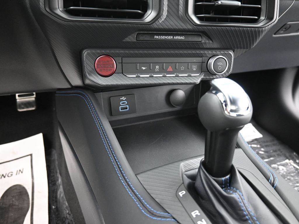 Ford Mustang Vehicle Full-screen Gallery Image 12