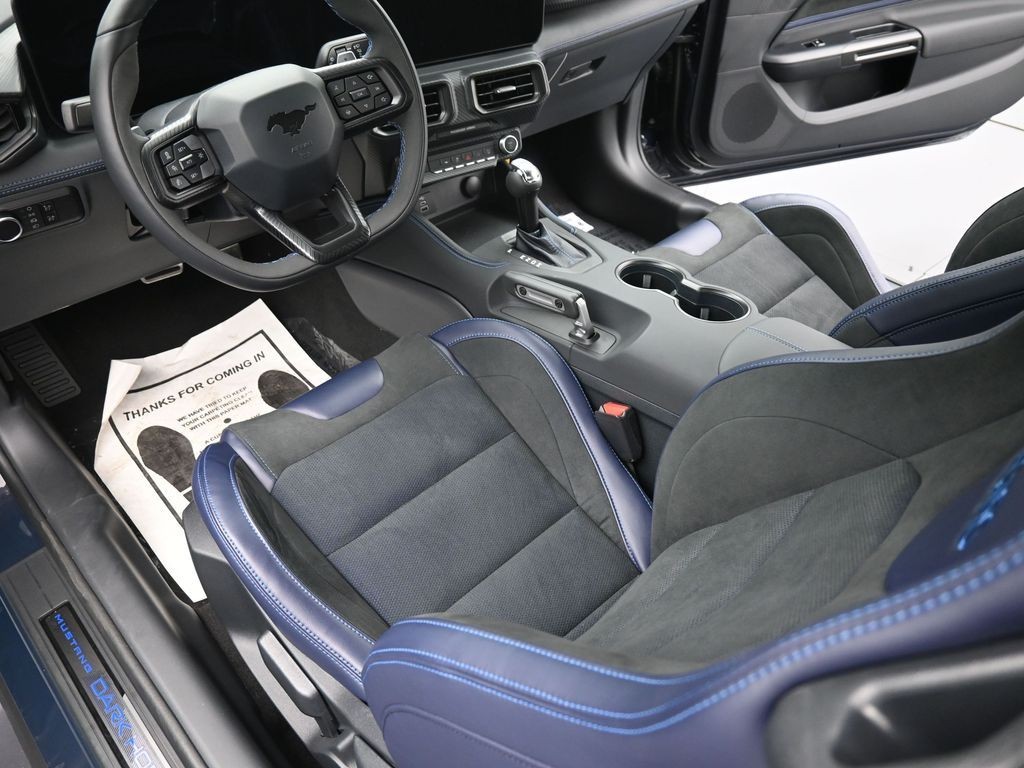 Ford Mustang Vehicle Full-screen Gallery Image 17