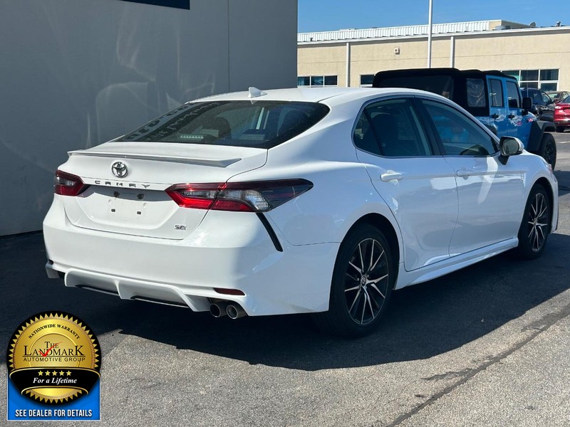 Toyota Camry Vehicle Full-screen Gallery Image 3