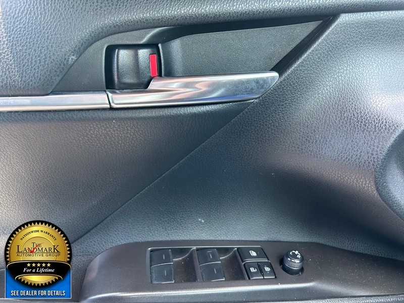 Toyota Camry Vehicle Full-screen Gallery Image 8