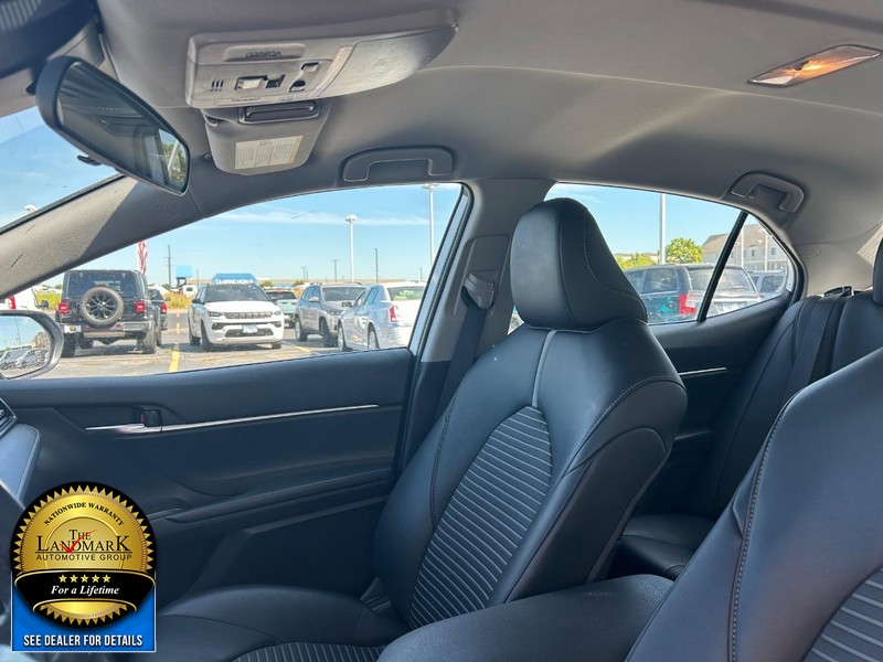 Toyota Camry Vehicle Full-screen Gallery Image 9