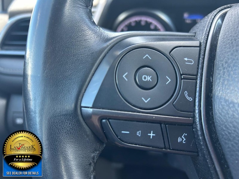 Toyota Camry Vehicle Full-screen Gallery Image 10