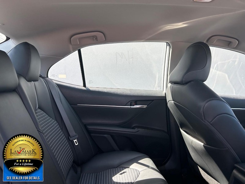 Toyota Camry Vehicle Full-screen Gallery Image 14