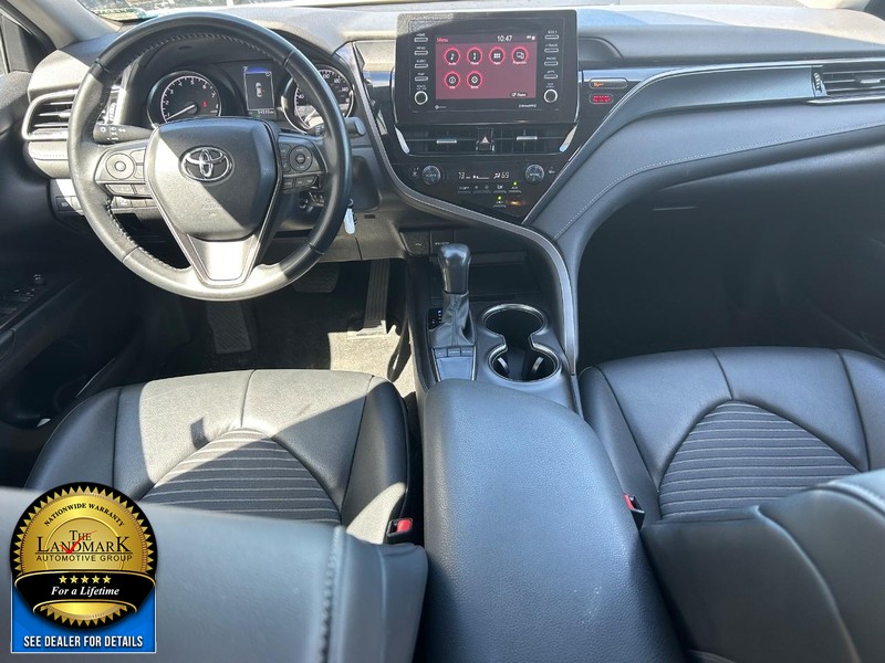 Toyota Camry Vehicle Full-screen Gallery Image 15