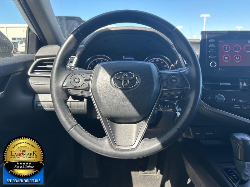 Toyota Camry Vehicle Full-screen Gallery Image 16