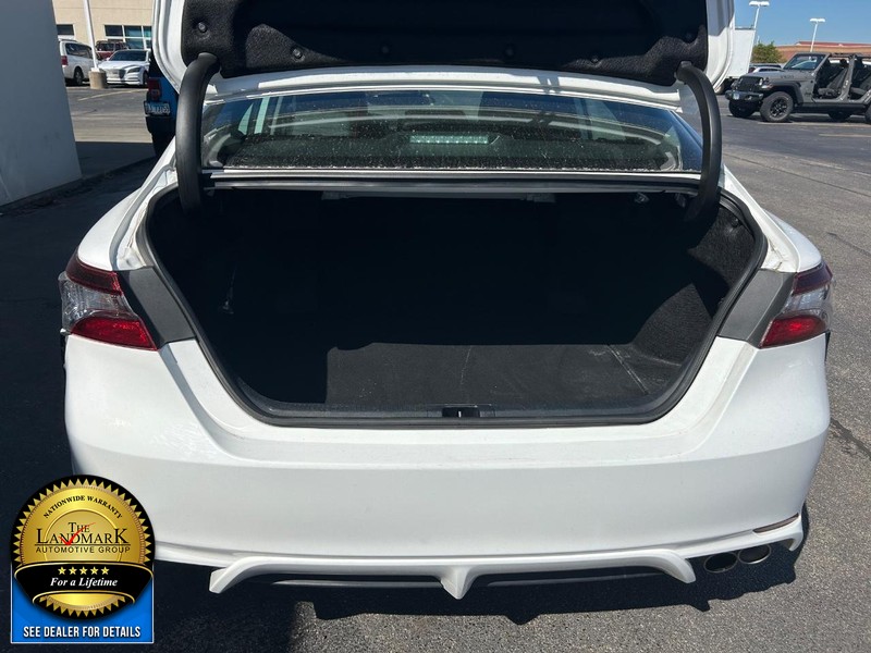 Toyota Camry Vehicle Full-screen Gallery Image 18