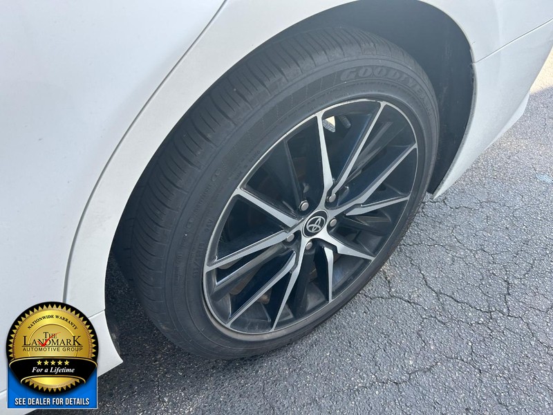 Toyota Camry Vehicle Full-screen Gallery Image 19