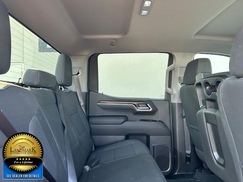 Chevrolet Silverado 1500 Vehicle Full-screen Gallery Image 17