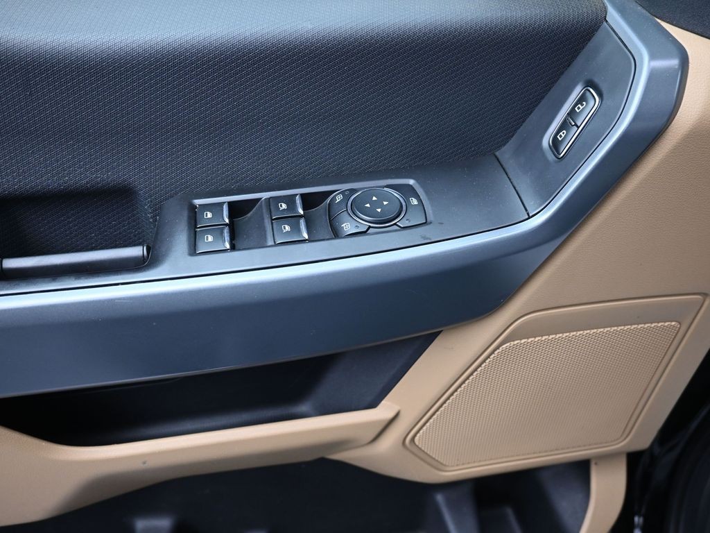 Ford F-150 Vehicle Full-screen Gallery Image 11