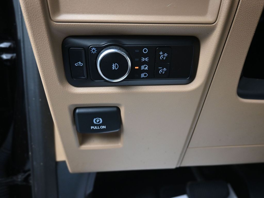 Ford F-150 Vehicle Full-screen Gallery Image 13