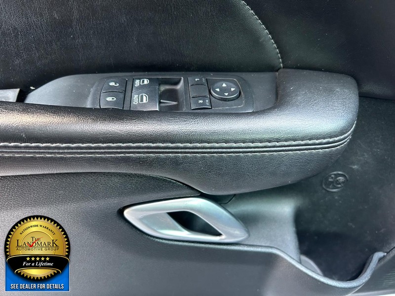 Dodge Challenger Vehicle Full-screen Gallery Image 8