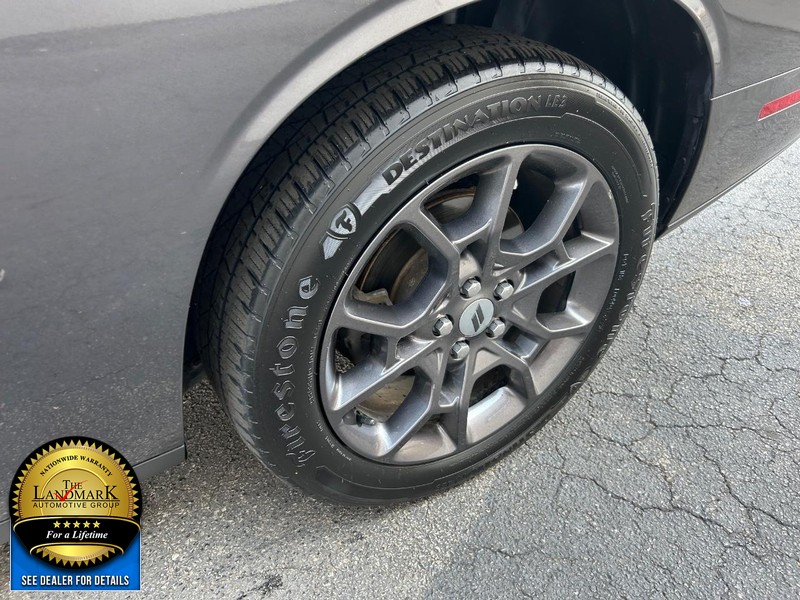 Dodge Challenger Vehicle Full-screen Gallery Image 18