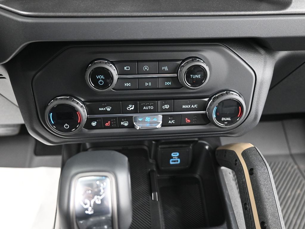 Ford Bronco Vehicle Full-screen Gallery Image 13