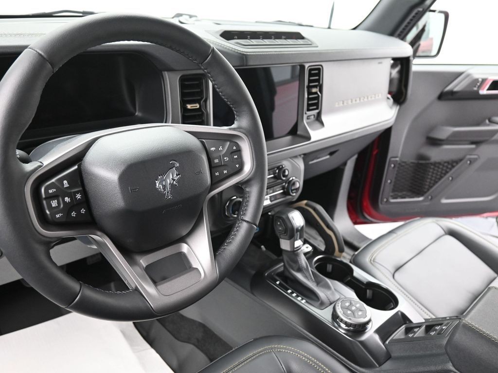 Ford Bronco Vehicle Full-screen Gallery Image 16